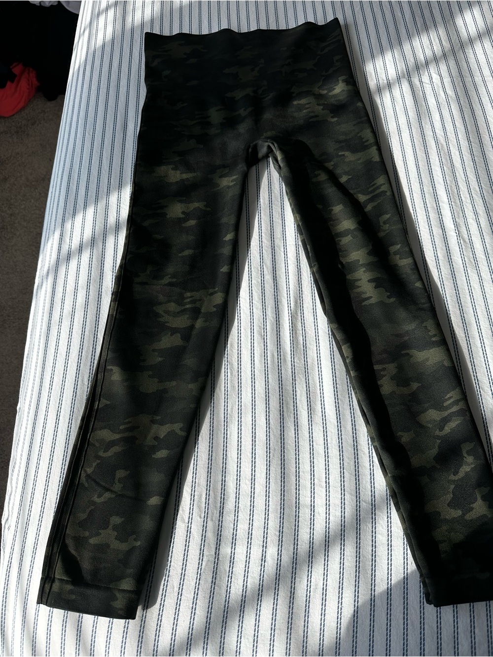 SPANX Women’s green Camo High waisted Leggings in Olive Green and Black, XL